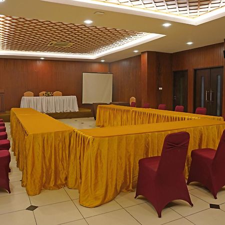 Arinas Hotel Bandar Lampung Esterno foto