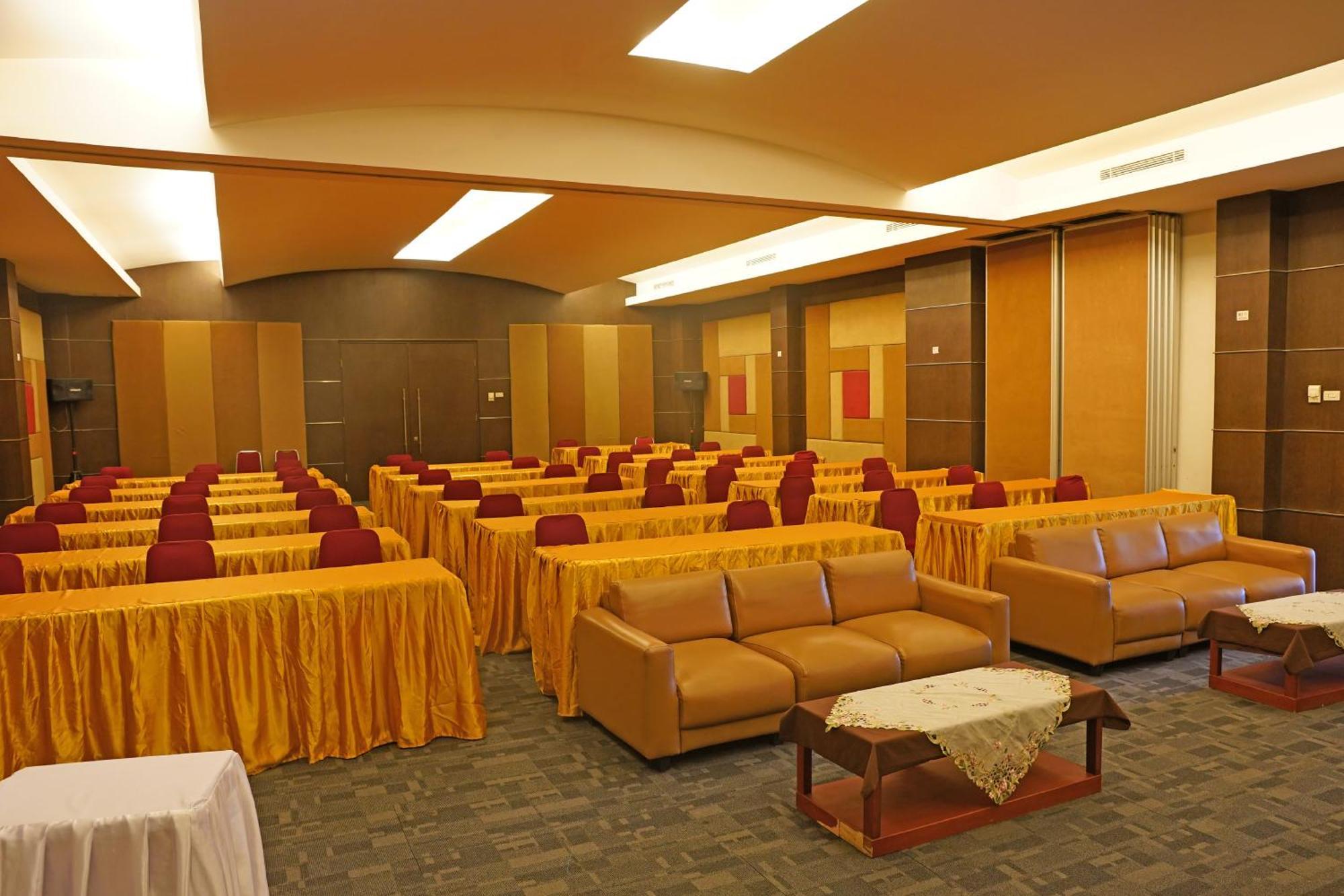 Arinas Hotel Bandar Lampung Esterno foto
