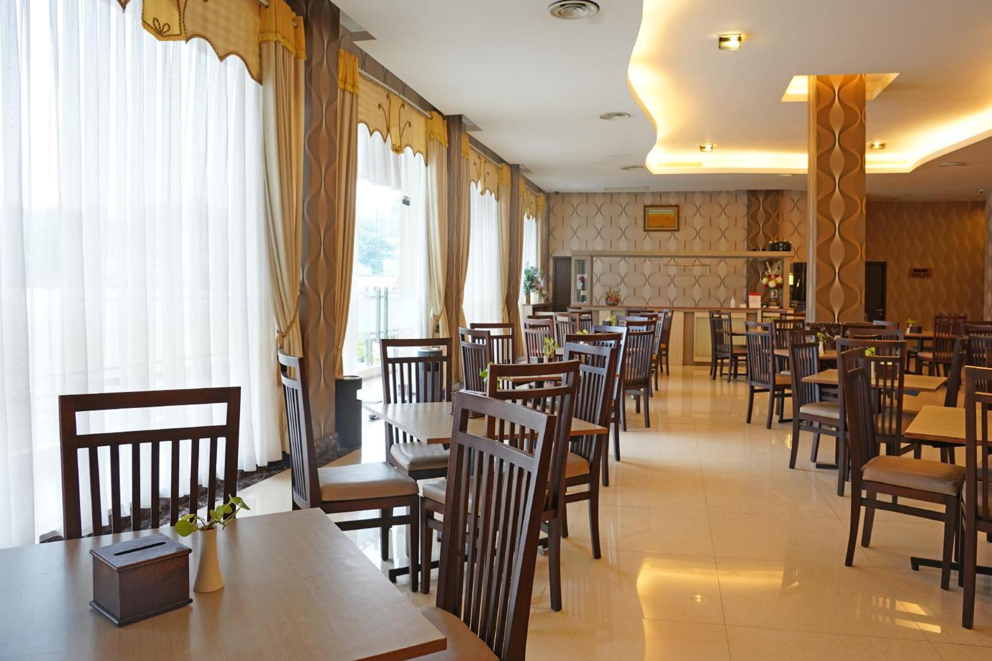 Arinas Hotel Bandar Lampung Esterno foto
