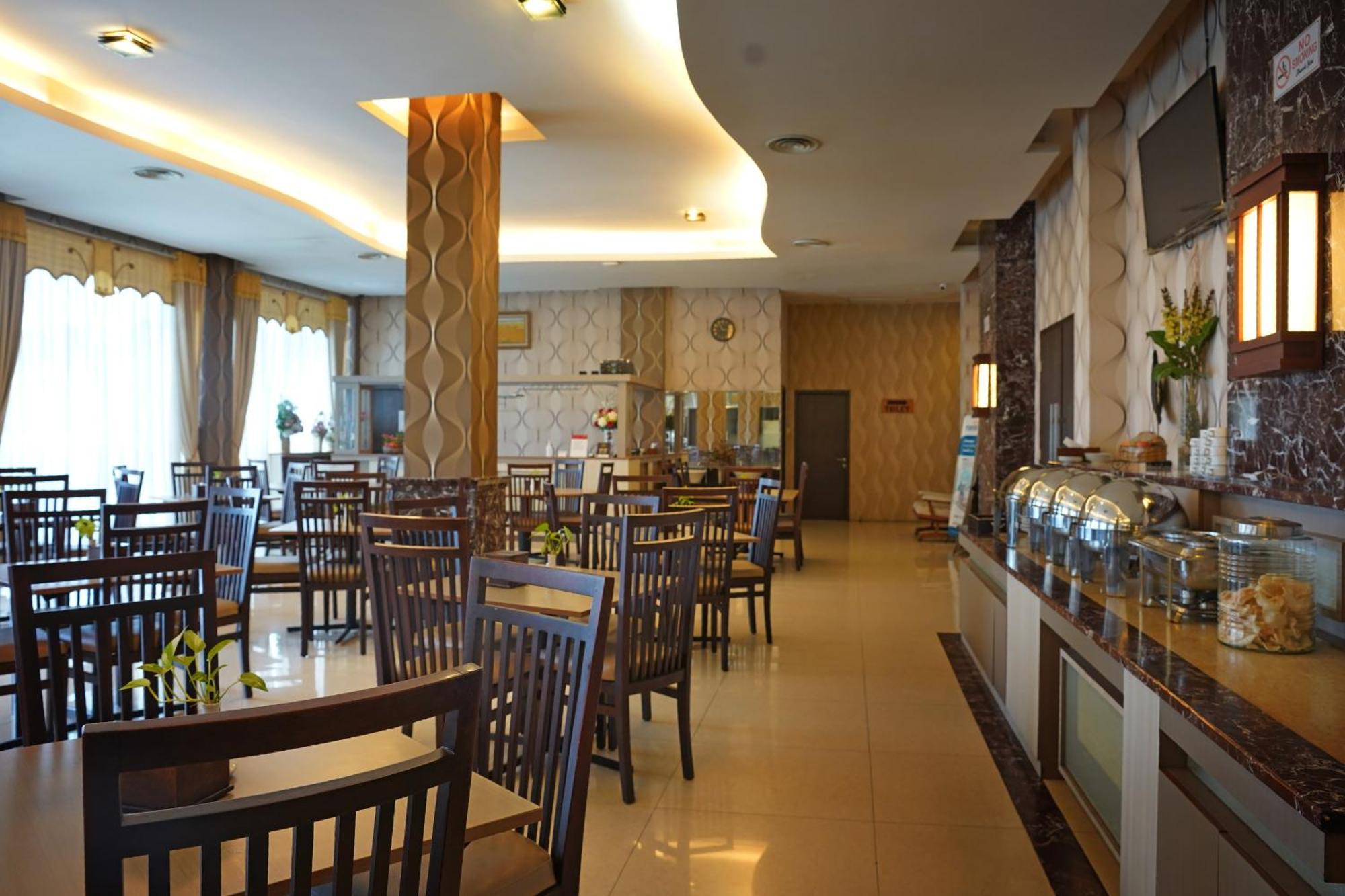Arinas Hotel Bandar Lampung Esterno foto