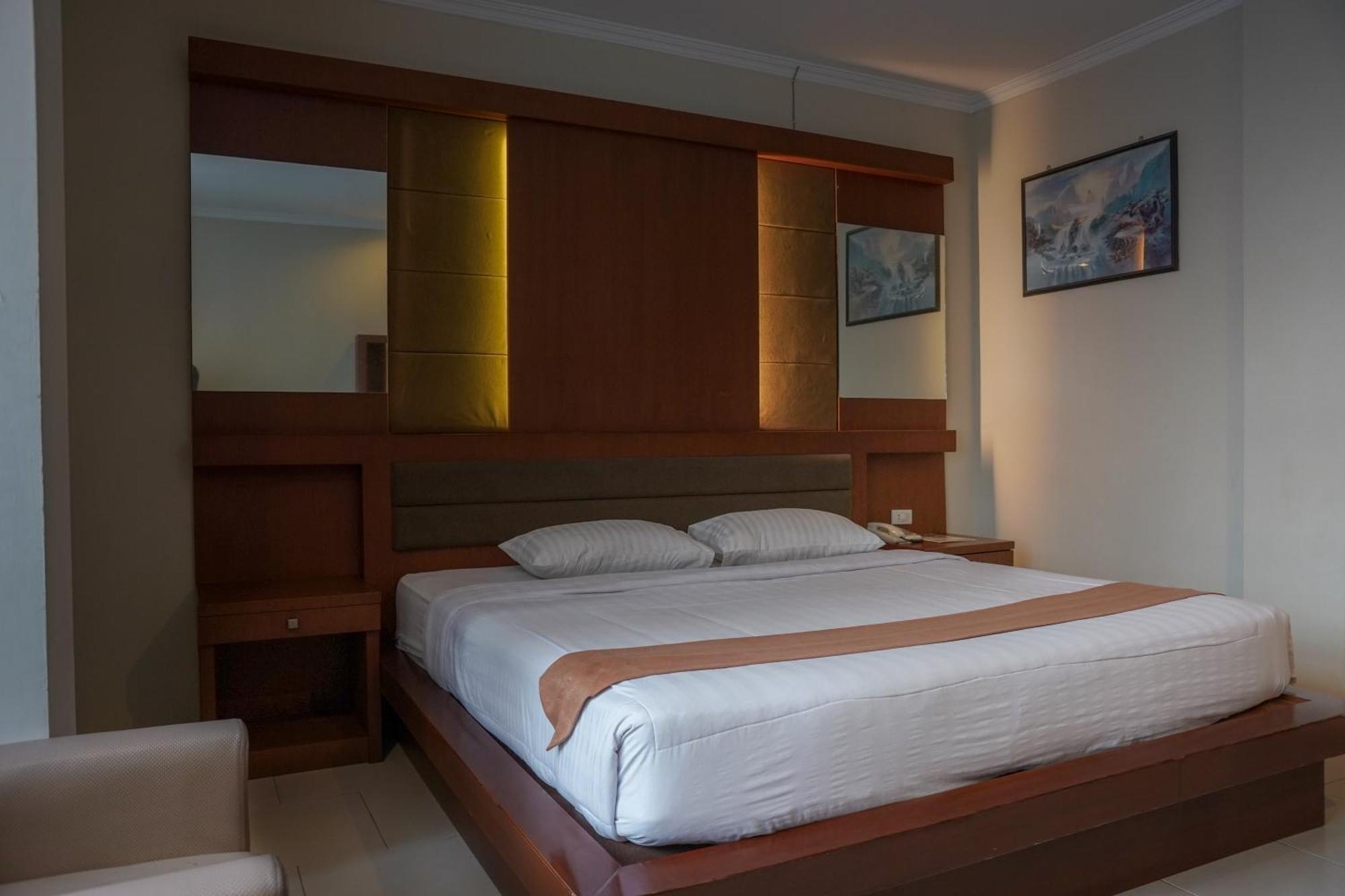 Arinas Hotel Bandar Lampung Esterno foto
