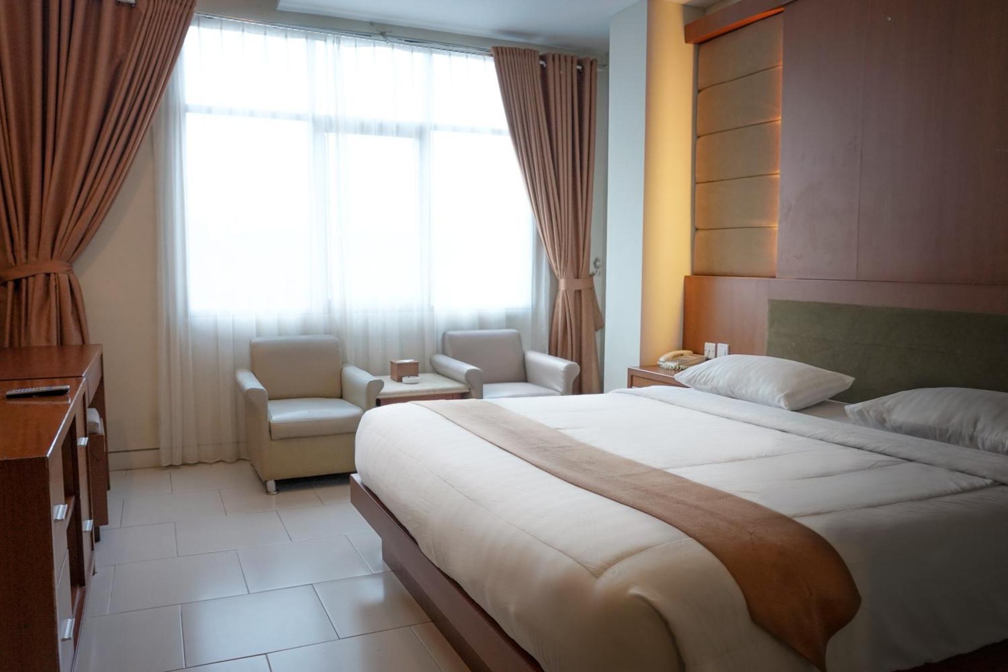 Arinas Hotel Bandar Lampung Esterno foto